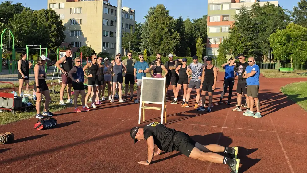 Pokaz ćwiczenia podczas treningu hybrydowego na bieżni